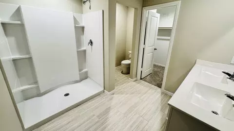 Bath - 532 Marsh St, Cleburne, TX 76033 photo 1 of 2