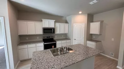 549 Marsh St, Cleburne, TX 76033 photo 3