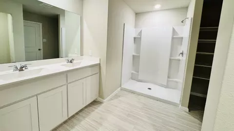 Bath - 536 Marsh St, Cleburne, TX 76033 photo 1 of 2