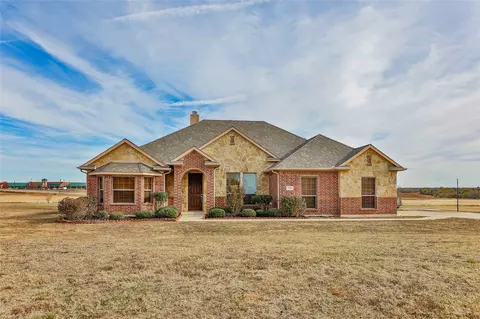 712 Stone Ridge Dr, Gainesville, TX 76240