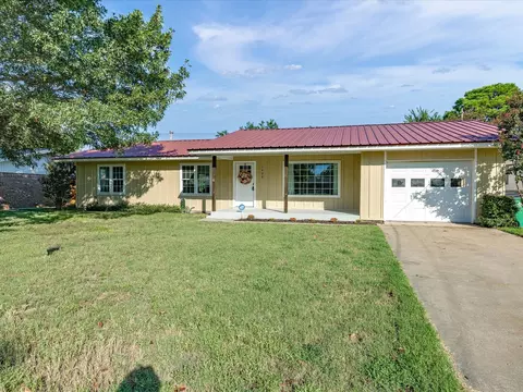 1408 Nugent St, Bowie, TX 76230