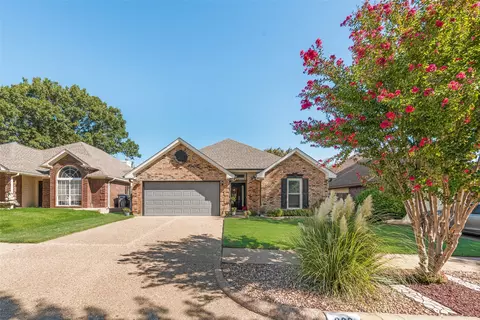 933 Freshwood Ct, Arlington, TX 76017