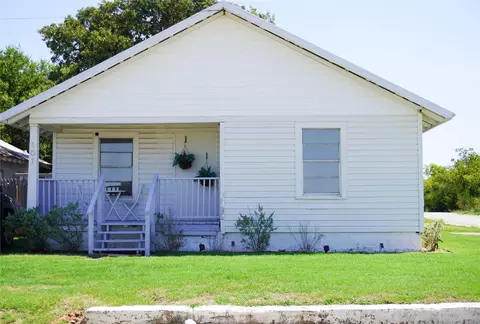 101 Lindsey St, Bowie, TX 76230