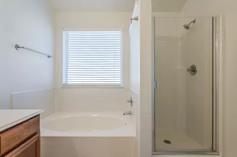 Bath - 977 Crowder Dr, Crowley, TX 76036 photo 2 of 3