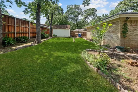 Exterior - 205 W Ash Ln, Euless, TX 76039 photo 4 of 10