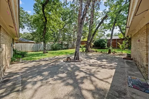 Exterior - 205 W Ash Ln, Euless, TX 76039 photo 5 of 10