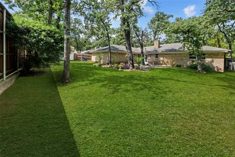 Exterior - 205 W Ash Ln, Euless, TX 76039 photo 3 of 10