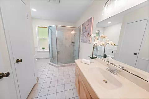 Bath - 205 W Ash Ln, Euless, TX 76039 photo 2 of 6
