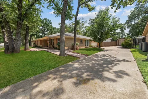 Exterior - 205 W Ash Ln, Euless, TX 76039 photo 2 of 10