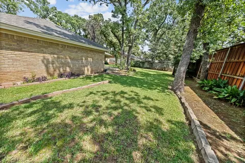 Exterior - 205 W Ash Ln, Euless, TX 76039 photo 9 of 10