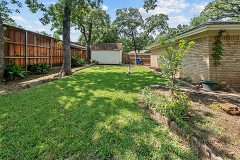 Exterior - 205 W Ash Ln, Euless, TX 76039 photo 8 of 10