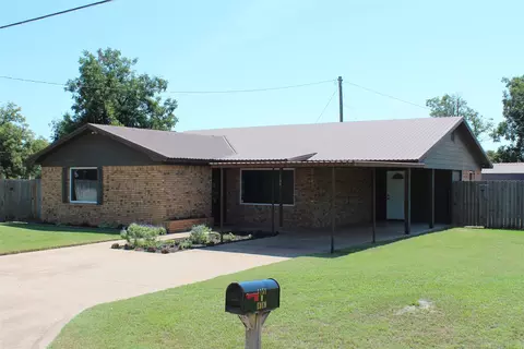 1150 W Eden St, Munday, TX 76371
