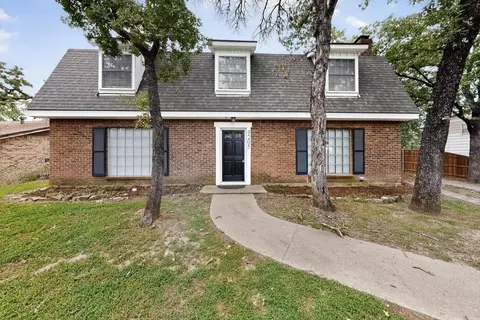 3205 Woodford Dr, Arlington, TX 76013
