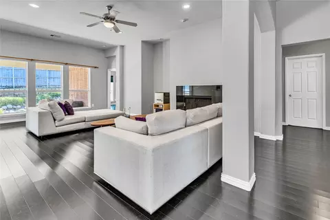 2719 Falcon Trl, Grand Prairie, TX 75052