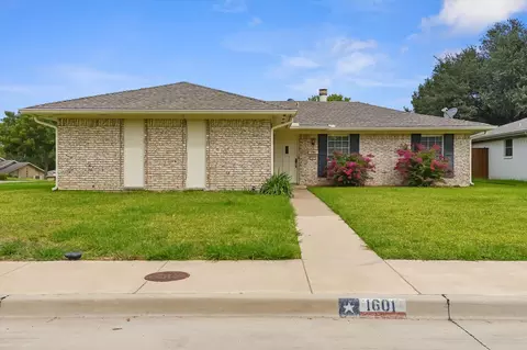 1601 Cecil Dr, Carrollton, TX 75006