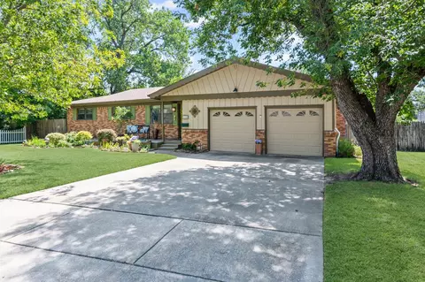 320 Patricia Ln, Bedford, TX 76022