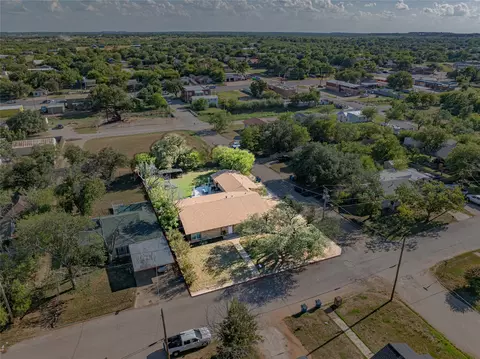 811 W Dyer St, Breckenridge, TX 76424