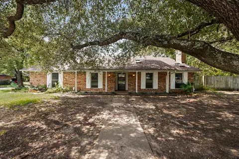 411 Highland Dr, Ennis, TX 75119