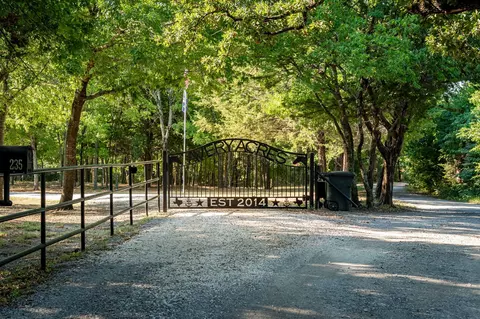 235 Burks Rd, Whitewright, TX 75491