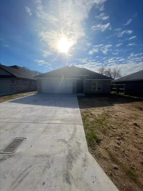 1009 Hooks Ave, Lacy Lakeview, TX 76705