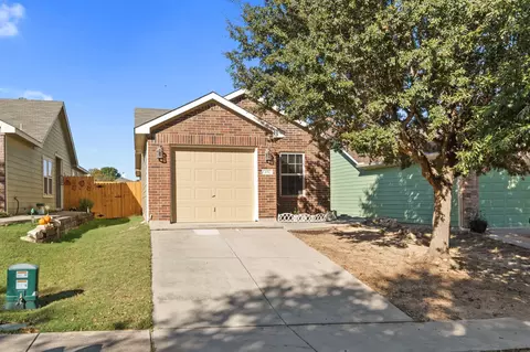 836 Village Point Ln, Fort Worth, TX 76108