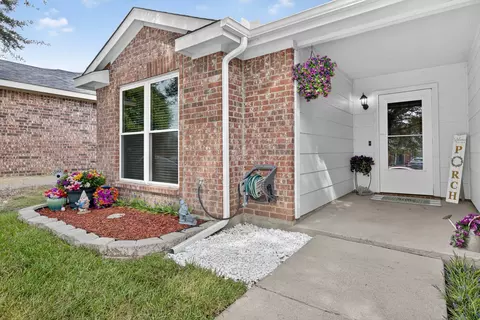 2737 Briscoe Dr, Fort Worth, TX 76108