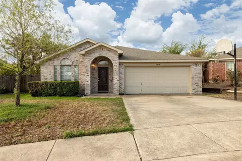 7208 Stonegate Dr, Benbrook, TX 76126