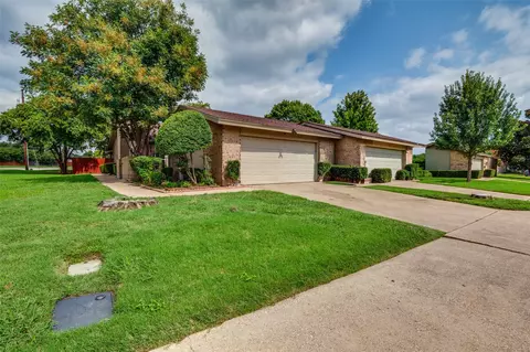 801 Shady Creek Ln, Bedford, TX 76021