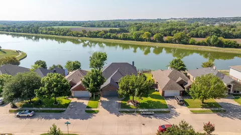 9040 River Falls Dr, Fort Worth, TX 76118