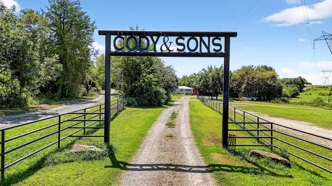 844 Yowell Hill Rd, Whitewright, TX 75491