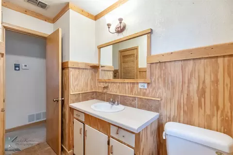Bath - 1004 N 9th St, Haskell, TX 79521 photo 2 of 7