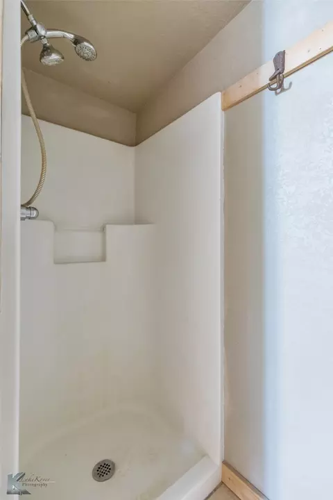 Bath - 1004 N 9th St, Haskell, TX 79521 photo 7 of 7