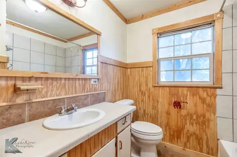 Bath - 1004 N 9th St, Haskell, TX 79521 photo 1 of 7