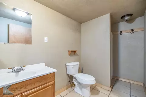 Bath - 1004 N 9th St, Haskell, TX 79521 photo 6 of 7