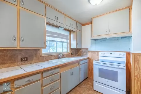 Kitchen - 1004 N 9th St, Haskell, TX 79521 photo 2 of 2