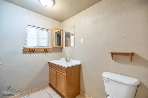 Bath - 1004 N 9th St, Haskell, TX 79521 photo 5 of 7