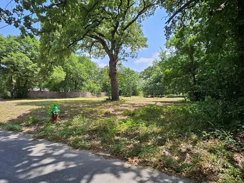 1620 Oak Knoll Dr, Haltom City, TX 76117
