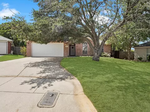 7700 Stonebank Ct, Fort Worth, TX 76112