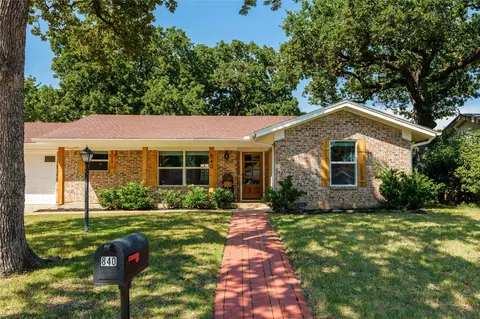 840 W Redbud Dr, Hurst, TX 76053