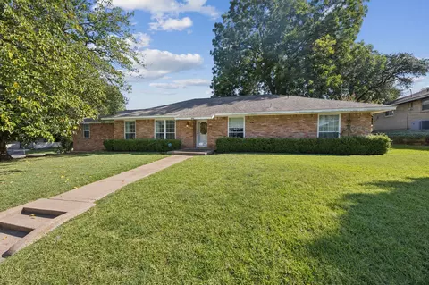 400 Riverwood Dr, Desoto, TX 75115