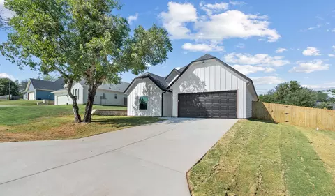 130 Lakewood Dr, Weatherford, TX 76087