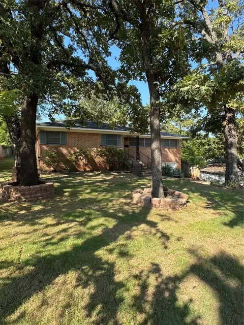 1315 W Hull St, Denison, TX 75020