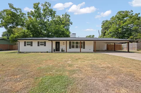 806 S Colonial Dr, Cleburne, TX 76033