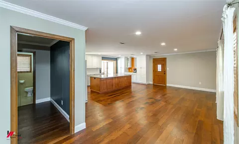 Living - 509 10th St NE, Springhill, LA 71075 photo 2 of 5