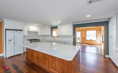 Kitchen - 509 10th St NE, Springhill, LA 71075 photo 4 of 6