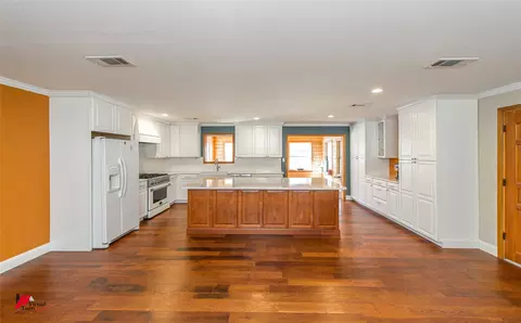 Kitchen - 509 10th St NE, Springhill, LA 71075 photo 5 of 6