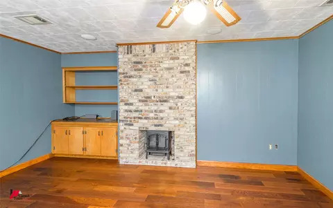 Living - 509 10th St NE, Springhill, LA 71075 photo 4 of 5