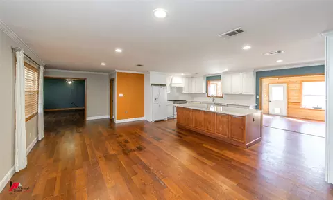 Living - 509 10th St NE, Springhill, LA 71075 photo 1 of 5