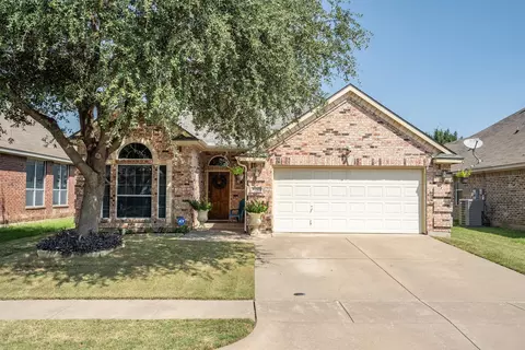 8333 Fall Crest Dr, Hurst, TX 76053