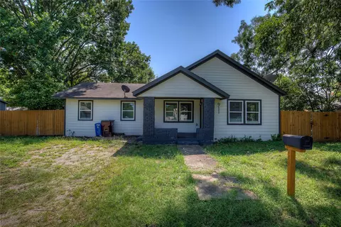 911 S 4th St, Bonham, TX 75418